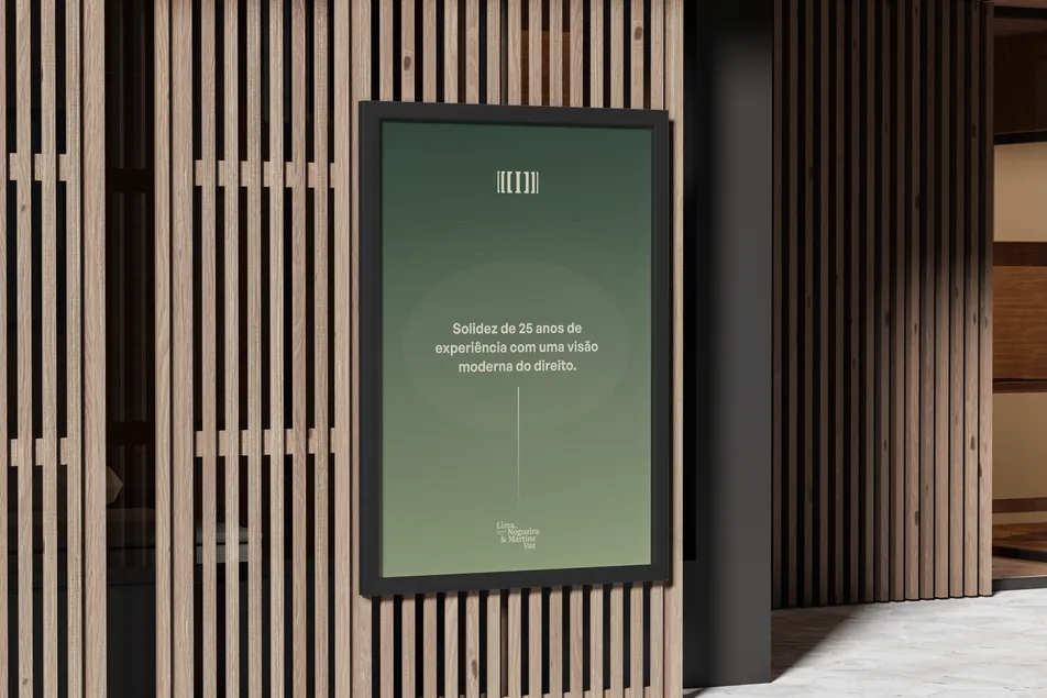 Cartaz da marca em moldura escura sobre parede de ripas de madeira