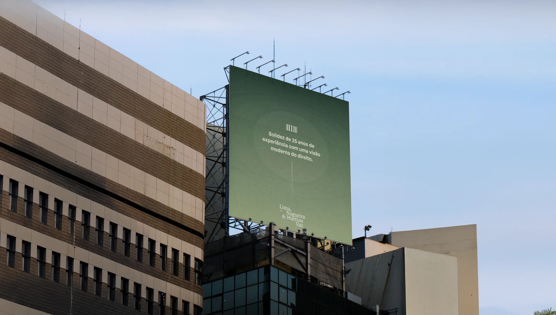 Outdoor da marca no alto de um prédio
