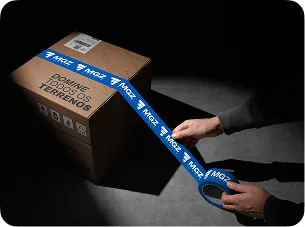 Caixa de encomenda da MGZ Sports sendo fitada