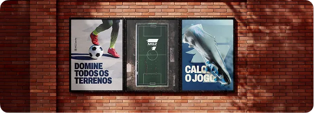 Três cartazes da marca em uma parede de tijolos