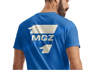 Camiseta azul com o logotipo da MGZ Sports nas costas