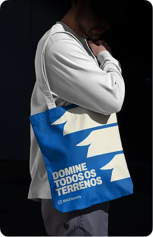 Pessoa carregando a ecobag da marca à noite