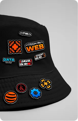 Bucket hat preto com pins da comunidade
