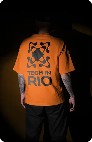 Camiseta laranja com o logotipo Tech in Rio nas costas